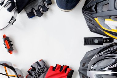 bir beyaz kağıt arka plan üzerinde bisiklet ekipman ayarla