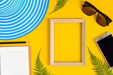 Ahşap fotoğraf çerçevesi ve set nesnesinin tatil renkli p dinlenmek