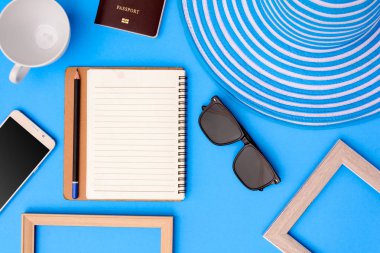 Ahşap fotoğraf çerçevesi ve set nesnesinin tatil renkli p dinlenmek