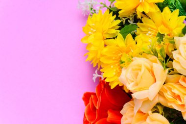 Renkli kağıda düz yatıyordu taze çiçekler