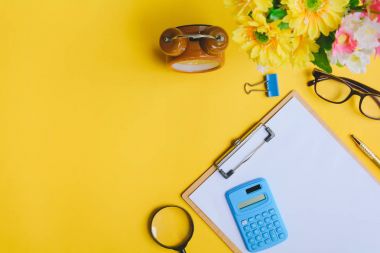 Sarı ve altın kağıt masa üzerinde Ofis donatım 