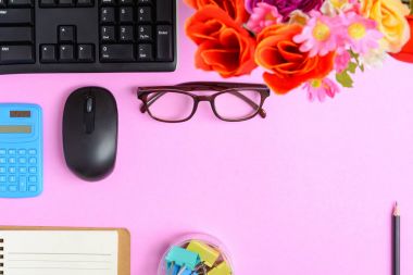 Pembe kağıt masa üzerinde düz yatıyordu Ofis donatım