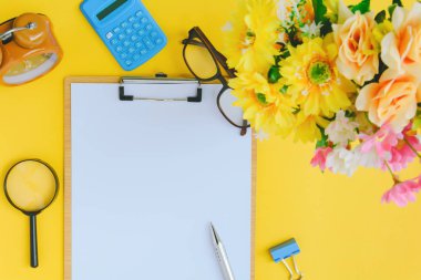 Sarı ve altın kağıt masa üzerinde Ofis donatım 