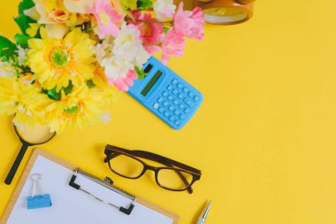 Sarı ve altın kağıt masa üzerinde Ofis donatım 