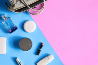 Düz lay çanta ve kozmetik kağıt üzerinde renkli kadınlar için ayarla 