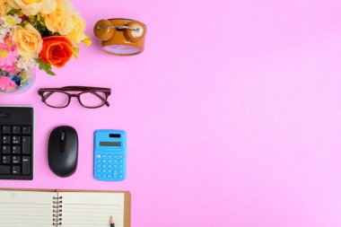 Pembe kağıt masa üzerinde düz yatıyordu Ofis donatım