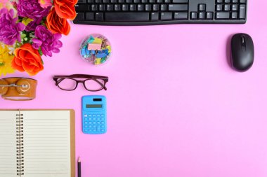 Pembe kağıt masa üzerinde düz yatıyordu Ofis donatım