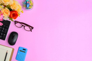 Pembe kağıt masa üzerinde düz yatıyordu Ofis donatım