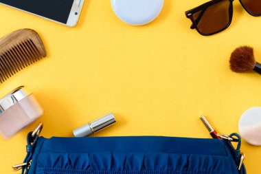 Düz lay çanta ve kozmetik kağıt üzerinde renkli kadınlar için ayarla