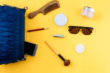 Düz lay çanta ve kozmetik kağıt üzerinde renkli kadınlar için ayarla