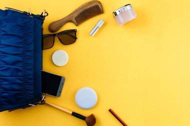 Düz lay çanta ve kozmetik kağıt üzerinde renkli kadınlar için ayarla