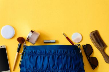 Düz lay çanta ve kozmetik kağıt üzerinde renkli kadınlar için ayarla