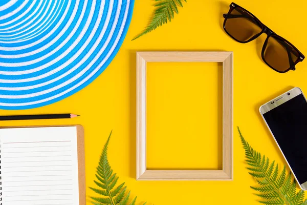 Ahşap fotoğraf çerçevesi ve set nesnesinin tatil renkli p dinlenmek