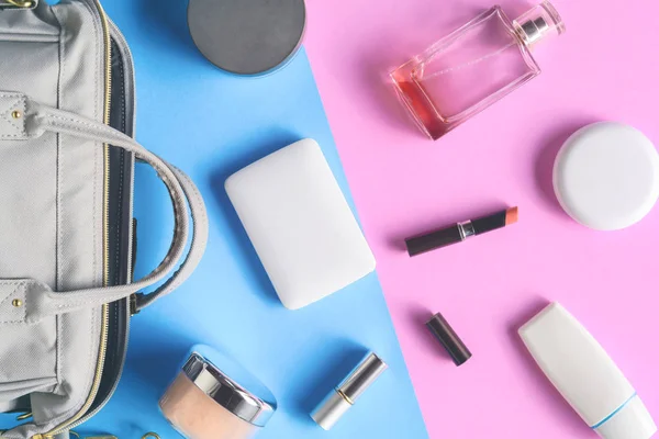 Düz lay çanta ve kozmetik kağıt üzerinde renkli kadınlar için ayarla 