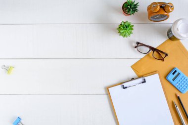 Beyaz ahşap masa üzerinde düz yatıyordu Ofis donatım