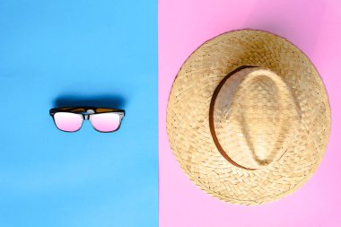 düz yatıyordu şapka ve güneş gözlüğü renkli kağıt üzerinde 