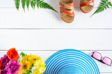 Mavi şapka güneş gözlüğü ve ayakkabı Beyaz ahşap masa üzerinde