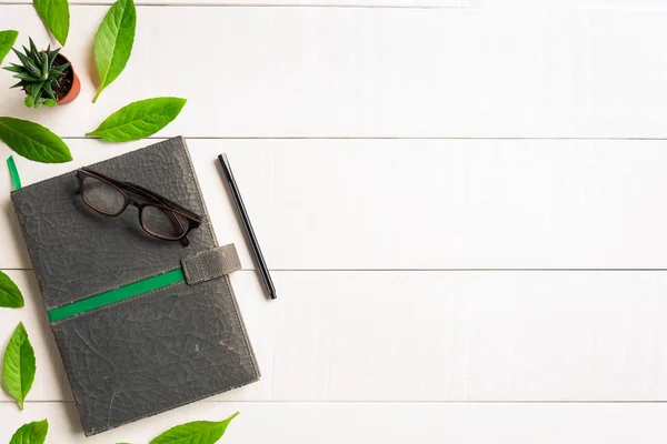 Lägenheten låg boken glasögon och penna på en vit trä bakgrund — Stockfoto