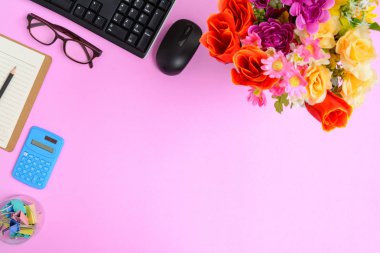 Pembe kağıt masa üzerinde düz yatıyordu Ofis donatım