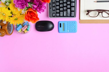 Pembe kağıt masa üzerinde düz yatıyordu Ofis donatım