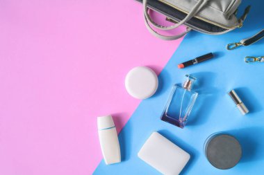 Düz lay çanta ve kozmetik kağıt üzerinde renkli kadınlar için ayarla 