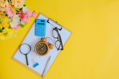 Sarı ve altın kağıt masa üzerinde Ofis donatım 