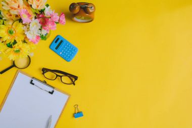 Sarı ve altın kağıt masa üzerinde Ofis donatım 