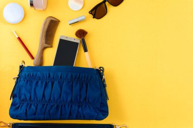 Düz lay çanta ve kozmetik kağıt üzerinde renkli kadınlar için ayarla