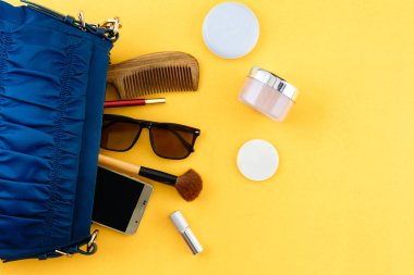 Düz lay çanta ve kozmetik kağıt üzerinde renkli kadınlar için ayarla