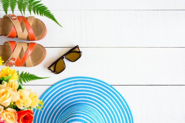 Mavi şapka ve güneş gözlüğü renkli kağıt üzerinde