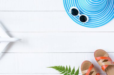 Mavi şapka ve güneş gözlüğü renkli kağıt üzerinde