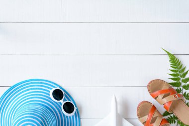 Mavi şapka ve güneş gözlüğü renkli kağıt üzerinde