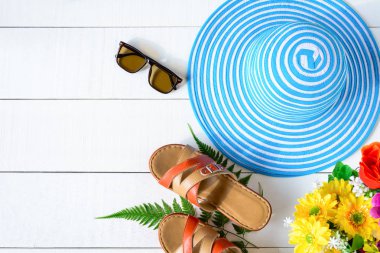 Mavi şapka ve güneş gözlüğü renkli kağıt üzerinde