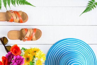 Mavi şapka ve güneş gözlüğü renkli kağıt üzerinde