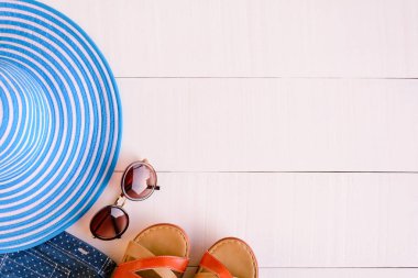 Düz yatıyordu mavi şapka güneş gözlüğü ve gömlek ayakkabı Beyaz ahşap masa üzerinde 