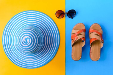 Mavi şapka ve güneş gözlüğü renkli kağıt üzerinde