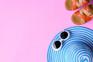 Mavi şapka ve güneş gözlüğü renkli kağıt üzerinde