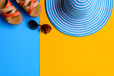 Mavi şapka ve güneş gözlüğü renkli kağıt üzerinde