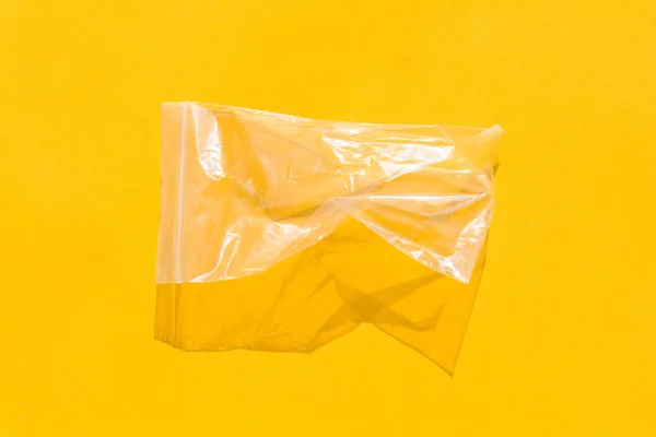 Sacchetto di plastica piatto lay su uno sfondo giallo — Foto Stock