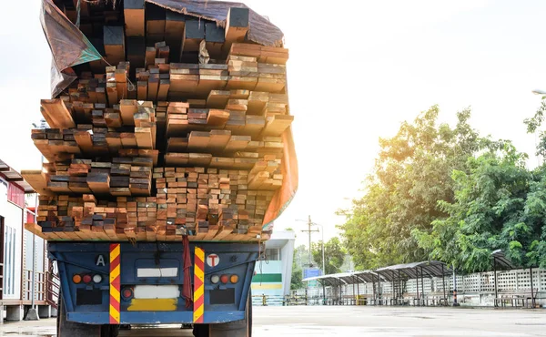 Denetleme için bekleyen ahşap taşıma kamyonu Park