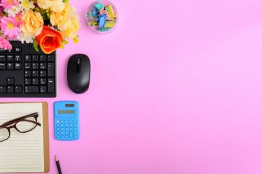 Pembe kağıt masa üzerinde düz yatıyordu Ofis donatım