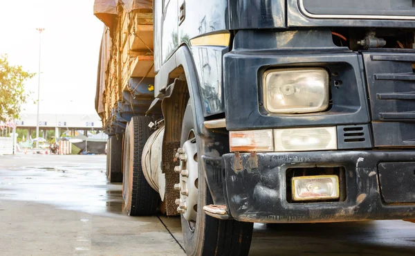 Denetleme için bekleyen ahşap taşıma kamyonu Park