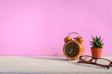 Gözlük masanın üzerinde ve bir kaktüs ile dekore edilmiş