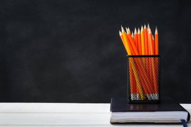 Yönetim Kurulu kitap ve kalem beyaz masa siyah arka plan 