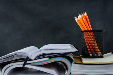 Yönetim Kurulu kitap ve kalem beyaz masa siyah arka plan 