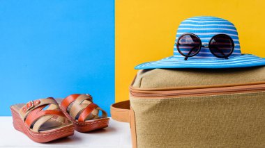 seyahat ve tatil mavi şapka güneş gözlüğü ile ayarlayın ve turuncu çanta 