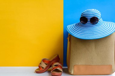 seyahat ve tatil mavi şapka güneş gözlüğü ile ayarlayın ve turuncu çanta 