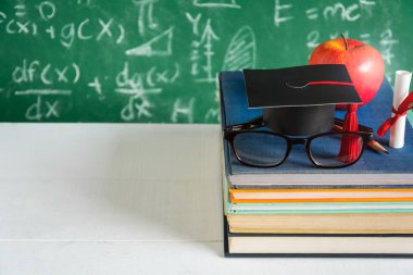 Elma bilgi sembolü ve Danışma Kurulu arka plan ile kalem kitap