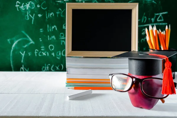 Elma bilgi sembolü ve masanın üstüne kalem kitap 