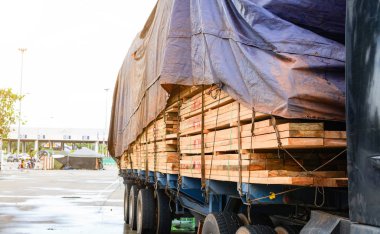 Denetleme için bekleyen ahşap taşıma kamyonu Park